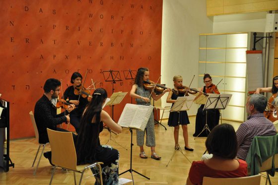 musizierende Kinder bei der Musizierwoche 2020 in Bischofshofen mit Christine MAria Höller